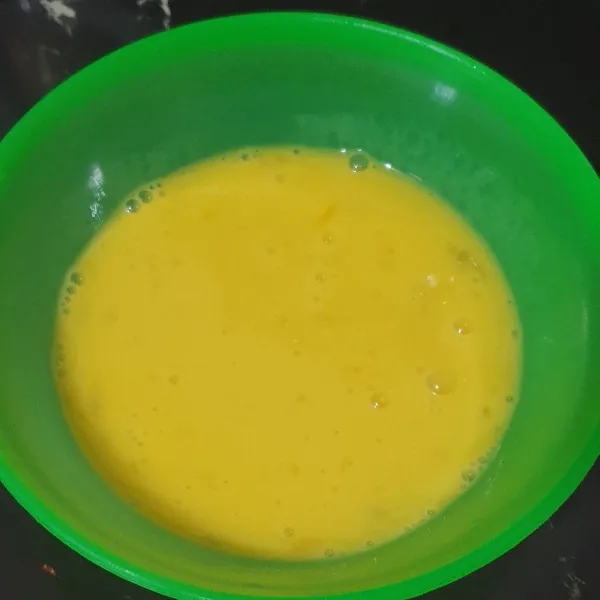 Kocok telur sampai kuning dan putih tercampur merata.