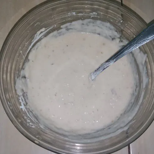 Campurkan tepung terigu dengan air dan bumbu, disini tidak banyak pakai tepung karena biar bakwan terasa lebih krenyesss