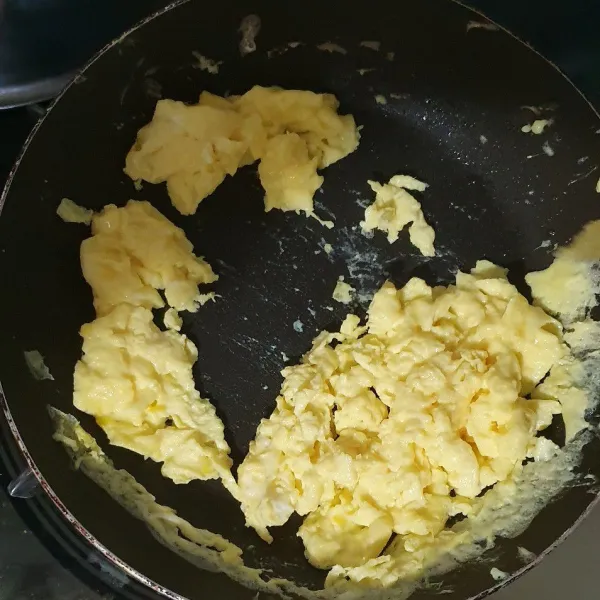 Goreng telur menjadi telur orak arik.