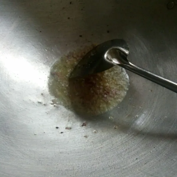 Tumis bumbu sampai harum lalu tambahkan air garam gula dan kaldu