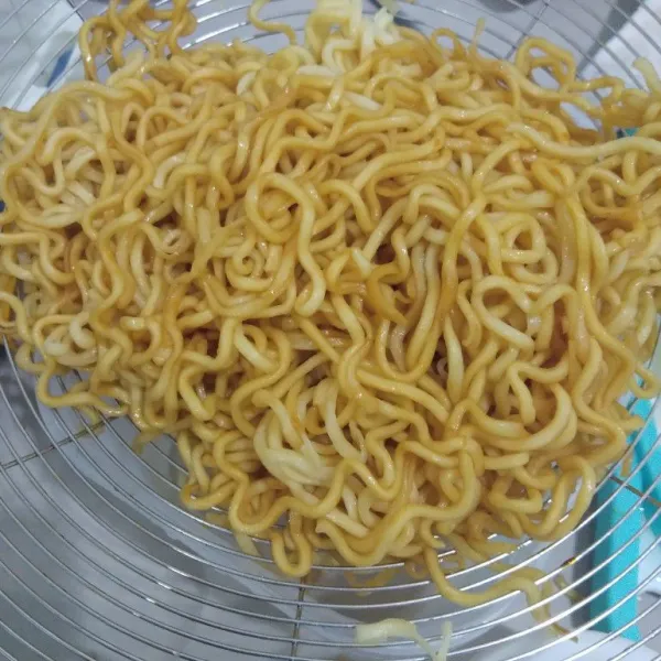 Setelah ditiriskan, tambahkan kecap manis kemudian aduk rata. Kecap boleh lebih banyak jika suka.