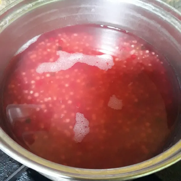 Rendam sagu 30 menit, lalu didihkan air masak sagu daun pandan.