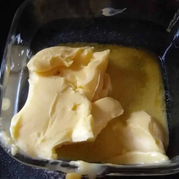 Tim margarin hingga leleh, sisihkan.