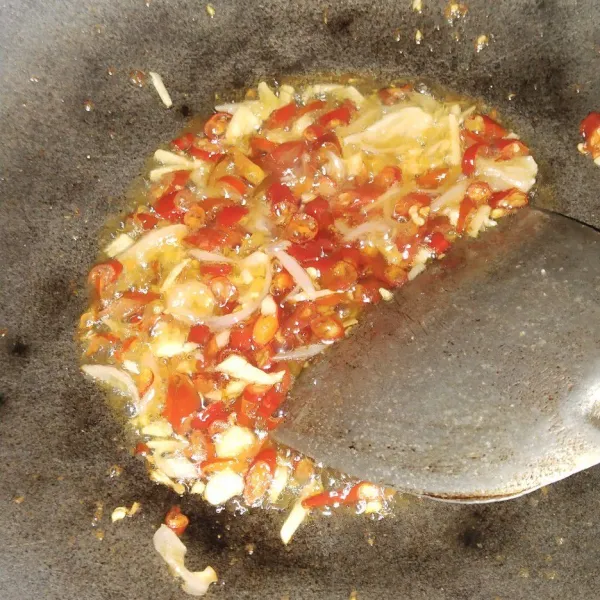 Tumis bahan-bahan tersebut, setelah agak harum campurkan tomat dan diberi air ditutup hingga air agak menyurut. Beri 1/2 sdm tepung maizena, jika sudah mengental campurkan ikan yang sudah digoreng, jika sudah berbaur angkat ikan beserta bumbu.