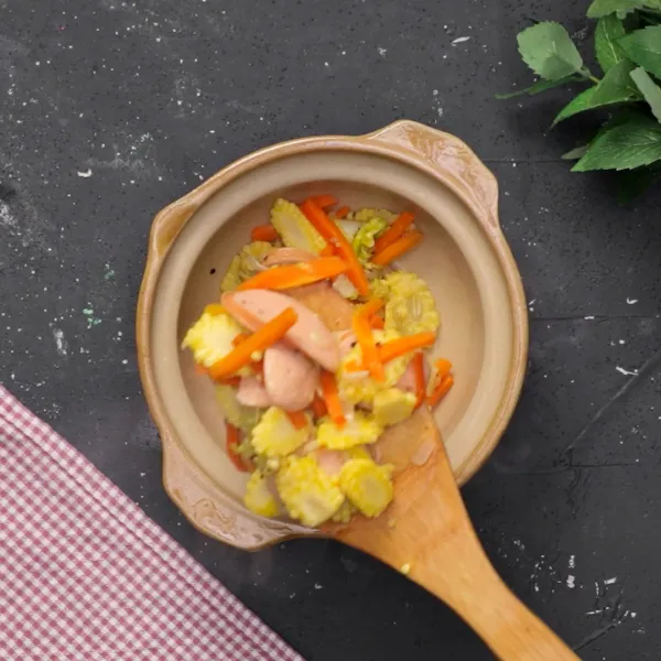 Tuangkan tumis sosis sayuran di atas piring lalu sajikan selagi hangat.