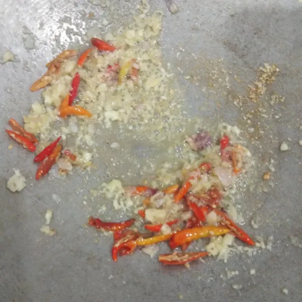 Tambahkan cabe. Tumis sampai layu.