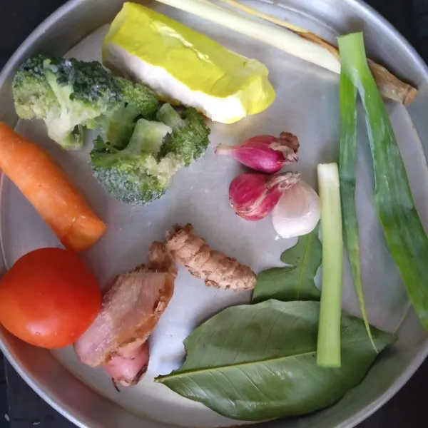 Siapkan bahan, lalu haluskan bawang merah, bawang putih dan kunyit, sisihkan.