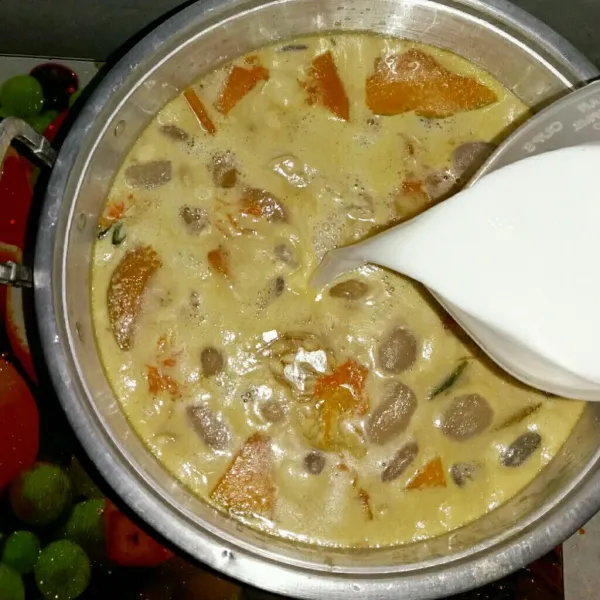 Tuang Santan kekentalan sedang dan masak sampai mendidih kembali.