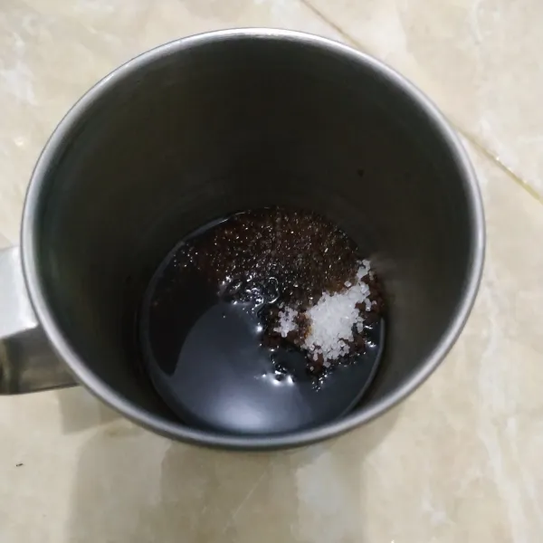 Masukkan nescafe, gula, dan air panas ke dalam gelas.