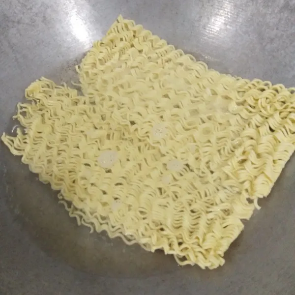 Rebus mie sampai matang. Angkat dan tiriskan.