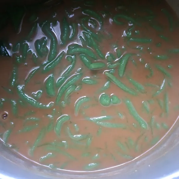 Tambahkan cendol, aduk rata.