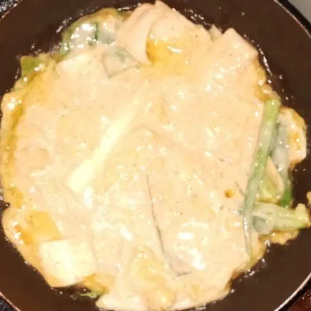 Panaskan teflon, beri sedikit minyak, kemudian tuang adonan untuk satu resep bisa jadi 2 porsi kimchi jeon.