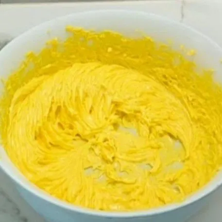 Pertama masukan margarin 250 gr, 50 gr gula halus dan 1 butir telur. aduk hingga merata. dan sisihkan