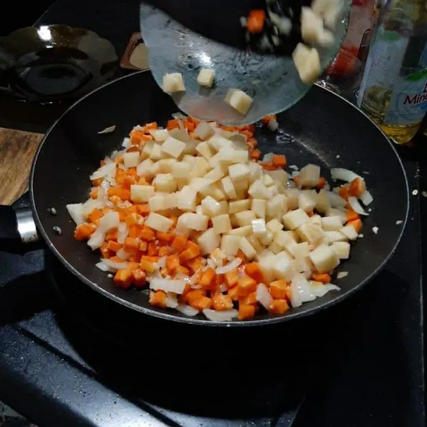 Masukkan wortel dan kentang, setelah semua bahan 1/2 matang, bubuhi garam dan gula.