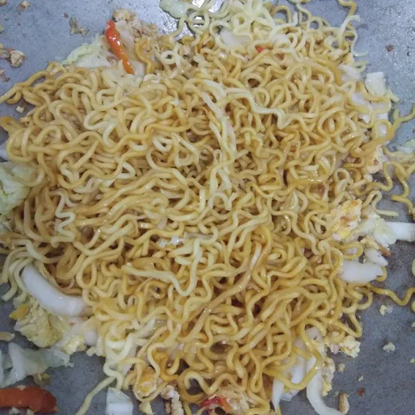 Masukkan mie kemudian aduk rata. Sajikan dalam keadaan hangat.