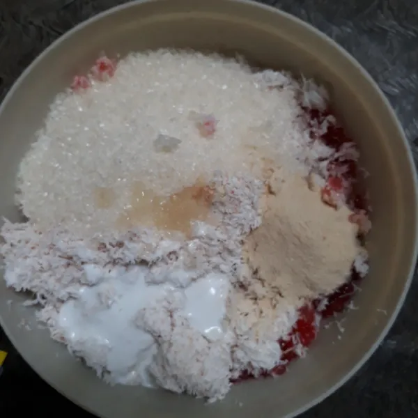 Campur sagu, gula pasir, santan, tepung sagu, garam,kelapa parut aduk rata.