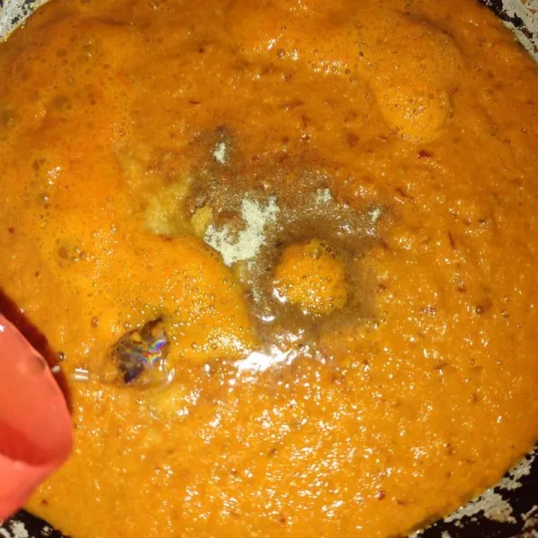 Masak bumbu halus dalam wajan panas sambil diaduk hingga agak kering, lalu masukkan minyak, gula, garam dan kaldu bubuk, aduk rata.