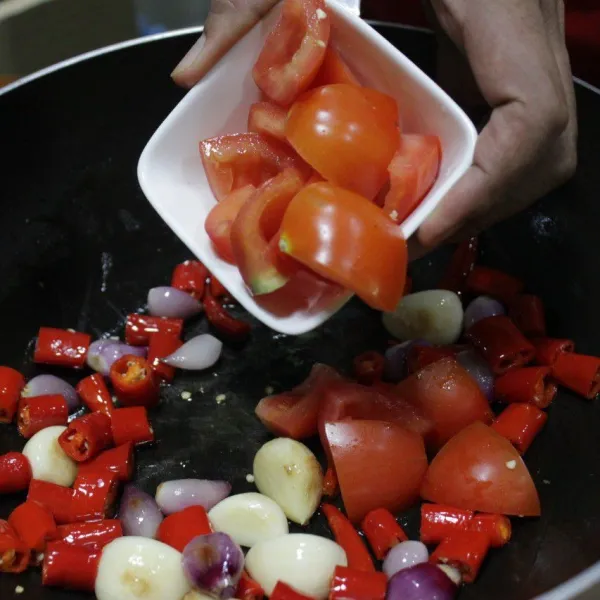 Goreng bawang merah putih, cabe dan tomat hingga layu.