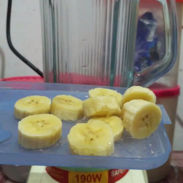Potong pisang, masukkan ke dalam blender.