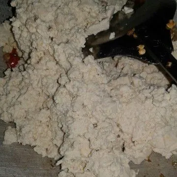 Masuk kan tahu, aduk2x sampai kering. Tambahkan garam dan gula aduk rata.