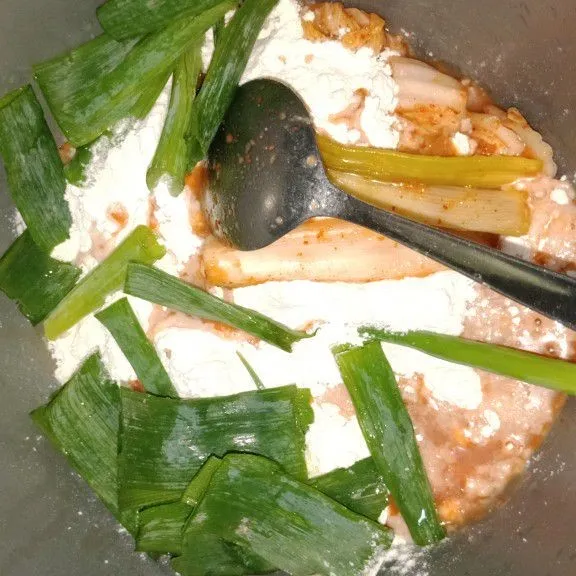 Tambahkan potongan daun bawang, garam, kaldu jamur dan air kimchi.