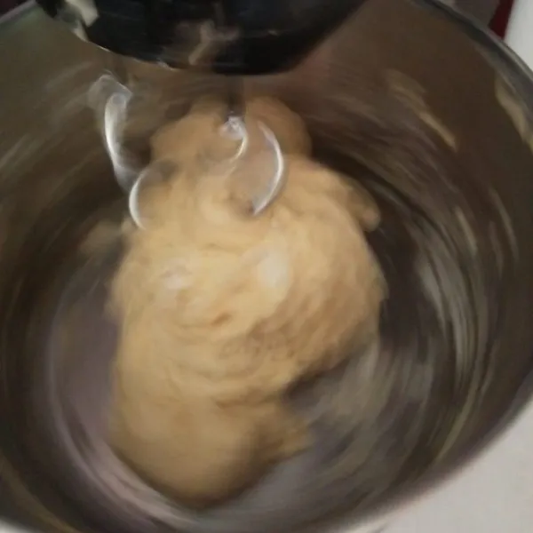 Mixer adonan dan tambahkan butter/margarin. Uleni sekitar 20 menit hingga adonan menjadi kalis dan elastis.