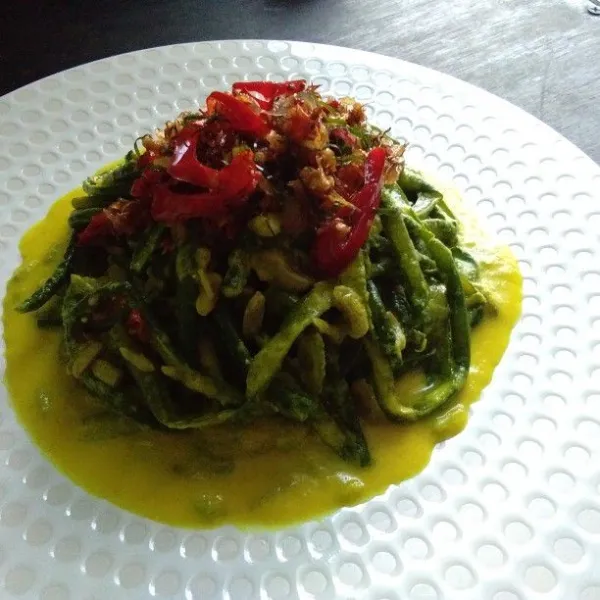 penyajian: letakkan kacang dalam piring bersih, taburkan sambal embe diatasnya, atau bisa dicampur bersama saat mencampur bumbu santan.