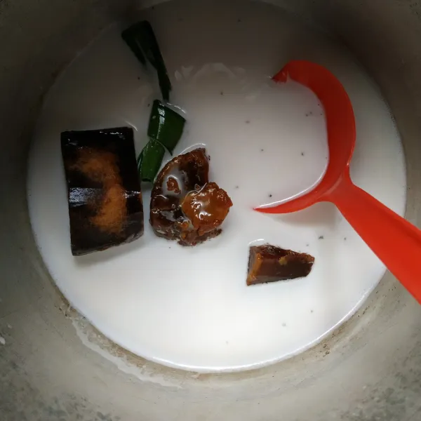 Dalam panci campur santan, gula merah, aram dan daun pandan.