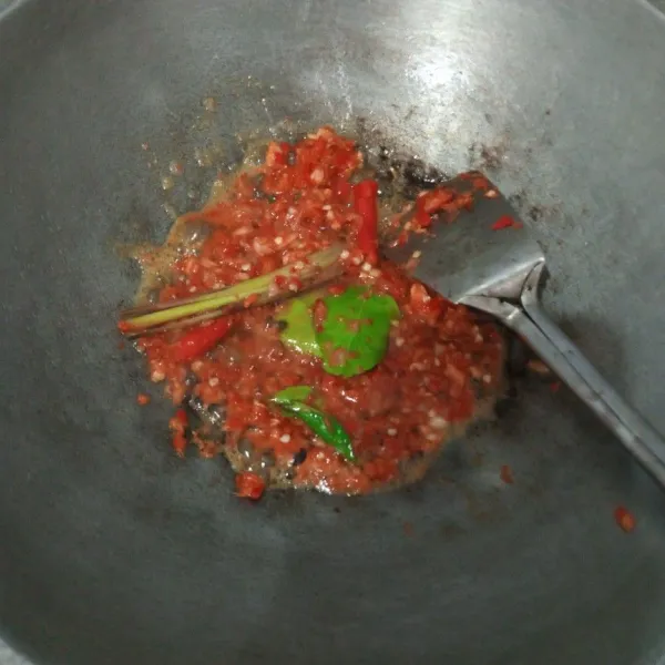 Tumis sampai harum bumbu, daun jeruk dan serai.