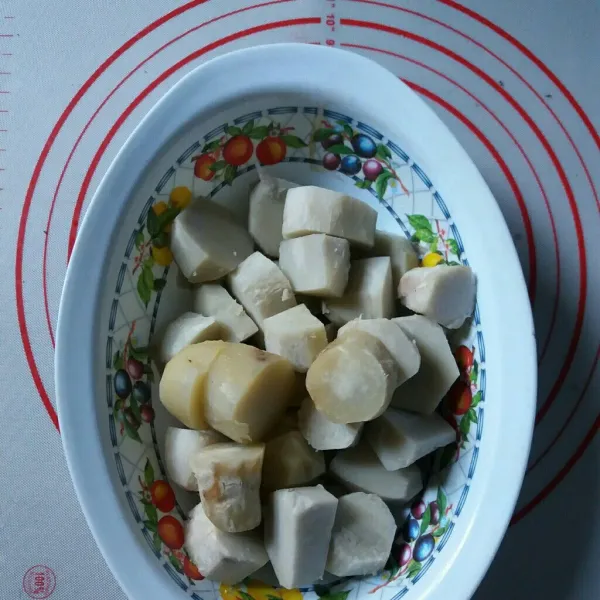 Rebus keladi sampai matang dan kupas, potong sesuai selera. Keladi direbus terpisah untuk menghindari gatal dari getahnya.