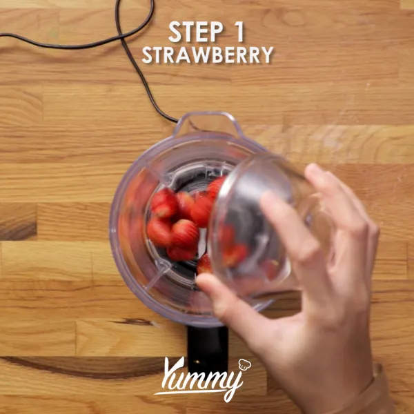 Siapkan blender, masukkan buah strawberry dan es batu.