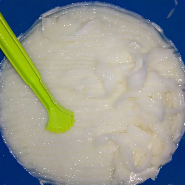 Kerok jeli dengan alat, bisa dengan sendok biasa.  Kelapa muda kw siap digunakan.