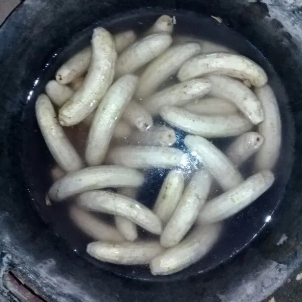 Kupas kulit pisang lalu rendam dalam air di ember, biarkan selama 1 jam.