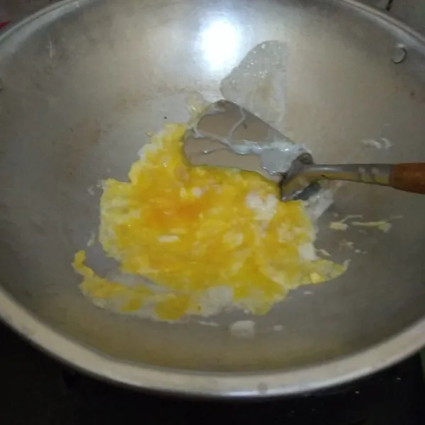 Buat telur orak-arik, sisihkan ditepi wajan.