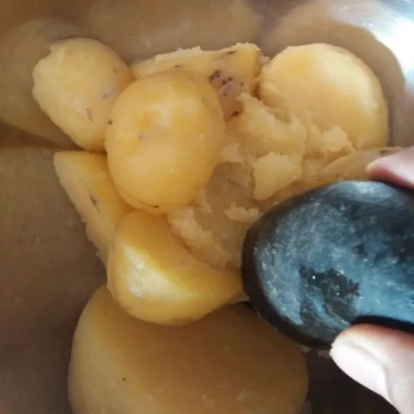 Kukus kentang dan haluskan.