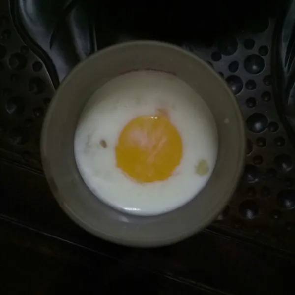 1 butir telur dicampur dengan susu full cream bubuk. Aduk hingga rata.