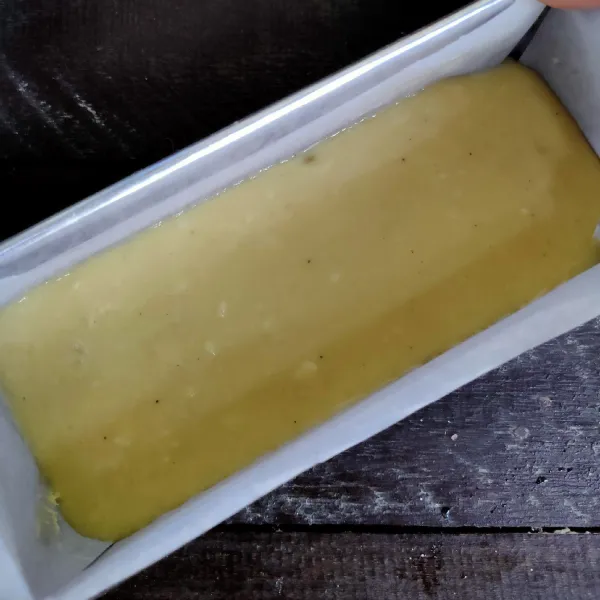 Siapkan loyang ukuran 20x7cm, oles dengan margarin, lalu alasi kertas roti, oles lagi dengan margarin, tuangkan adonan tape.