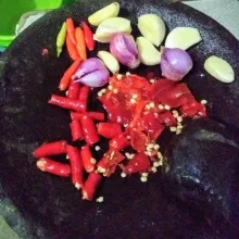 Haluskan bumbu. Larutkan asam jawa dalam 100 ml air.