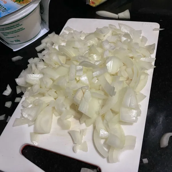 Potong dan masak bawang bombay hingga kecoklatan.