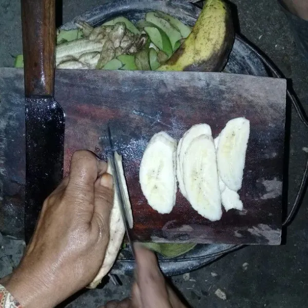 Setelah 1 jam direndam, pisang tersebut diiris tipis-tipis.