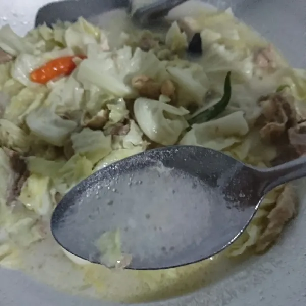 Ketika santan sudah mendidih, masukkan kubis. Masak sampai layu, koreksi rasa. Matang, angkat, sajikan.