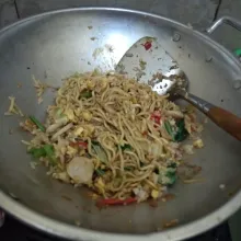 Tambahkan kecap manis dan kaldu bubuk. aduk merata. tes rasa. sajikan dipiring beserta pelengkapnya.