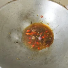 Masukkan saus tiram, kecap ikan, garam, gula, lada, penyedap rasa, dan air. Aduk hingga rata.