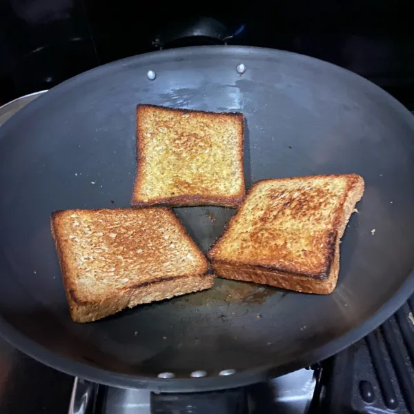 Panaskan roti hingga kecoklatan (api kecil).