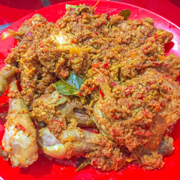 Masak ayam sampai dagingnya lembut, dan selesai, siap disajikan.