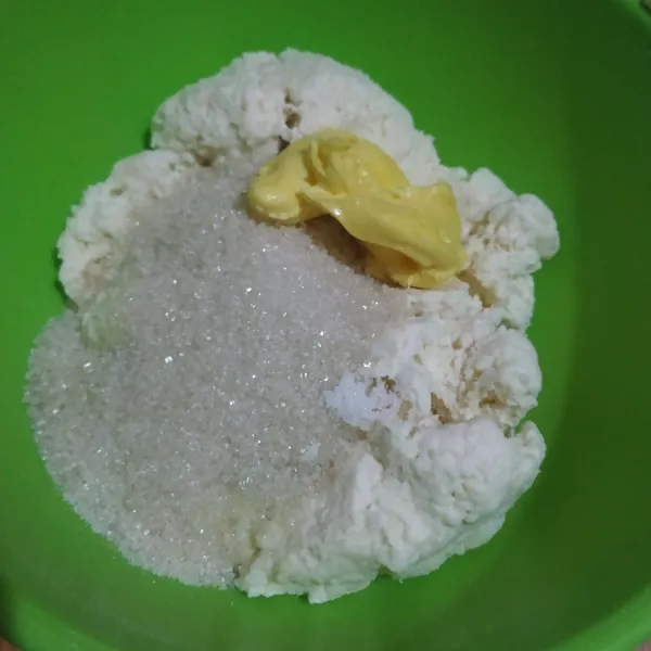 Dalam wadah masukkan singkong parut, gula pasir, margarin, garam dan vanili.
