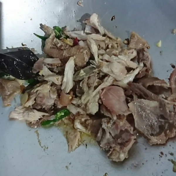 Masukkan ayam suwir, kolah kaleh dengan bumbu.