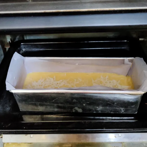 Panggang di oven dengan suhu 200°C selama 25 menit, lalu angkat.
