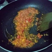 Tumis bumbu halus hingga harum, tambahkan gula merah dan kecap.