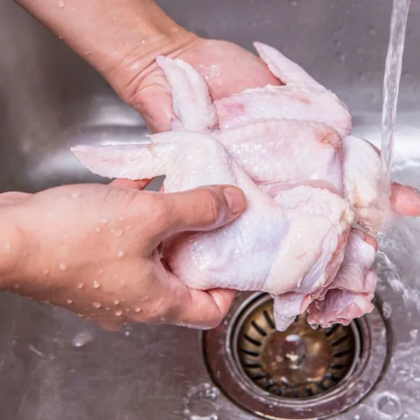 Cuci ayam sampai bersih dan dipotong-potong sesuai selera.